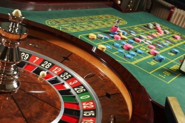 Studio permainan meja blackjack dengan dealer profesional